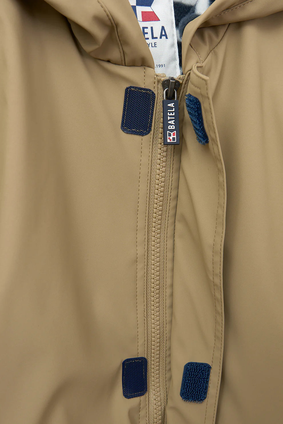 Impermeable infantil con forro polar café