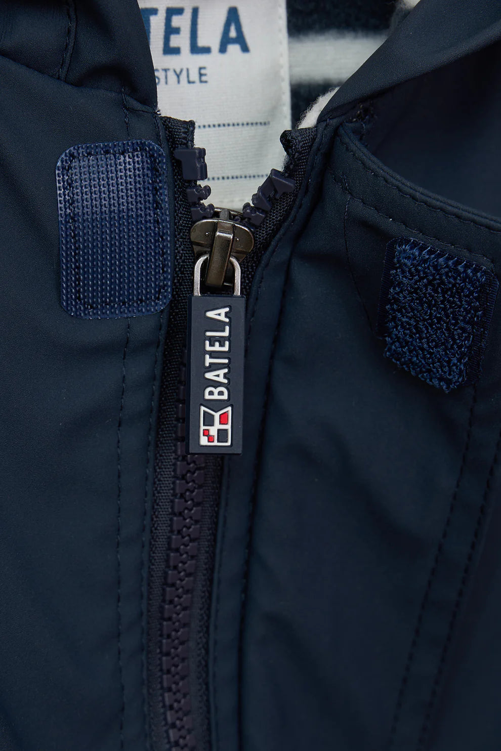 Impermeable infantil con forro polar azul marino